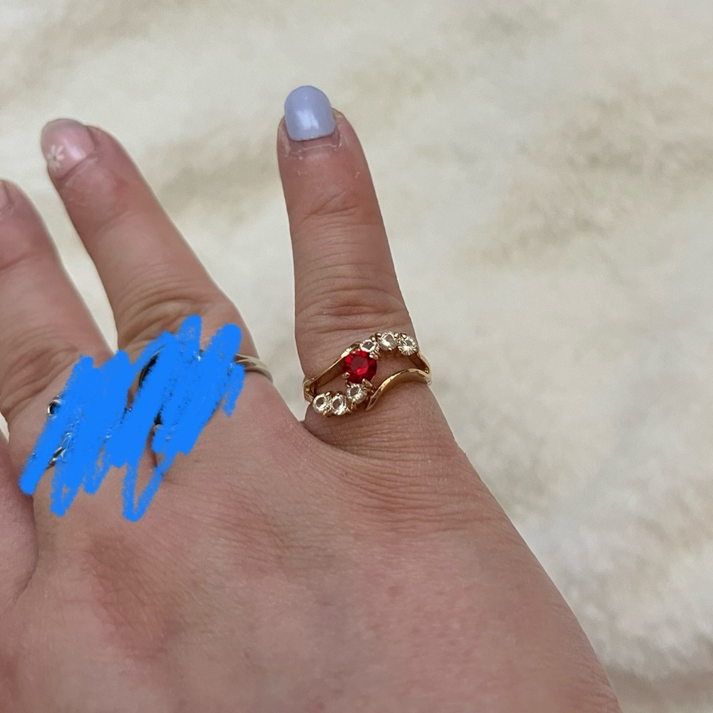 ⚡️2/$15⚡️Beautiful red & gold ring
